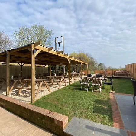 The Six Bells Hotel Beenham Екстериор снимка