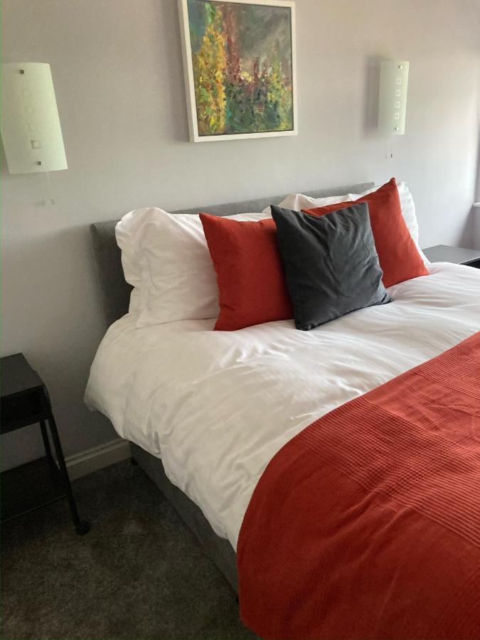 The Six Bells Hotel Beenham Екстериор снимка