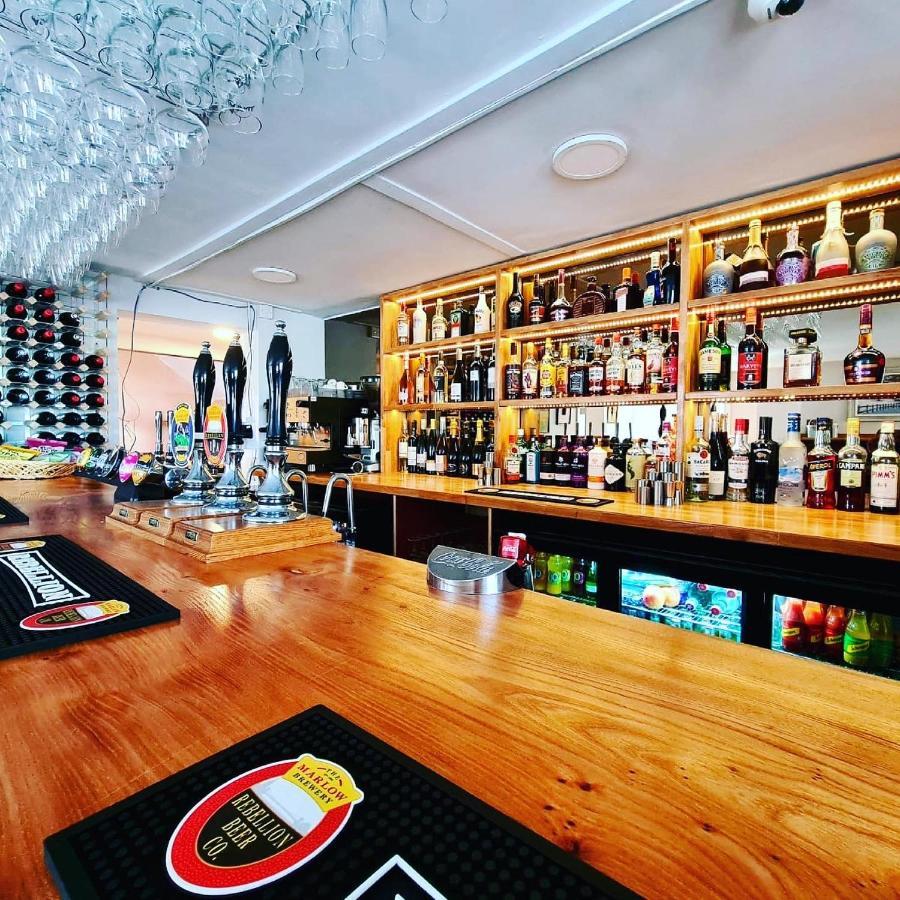 The Six Bells Hotel Beenham Екстериор снимка