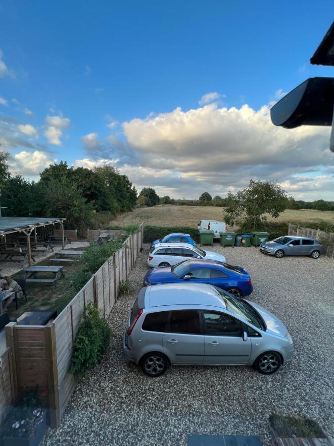 The Six Bells Hotel Beenham Екстериор снимка