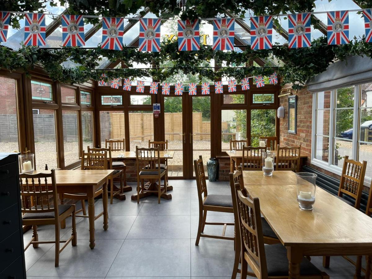 The Six Bells Hotel Beenham Екстериор снимка