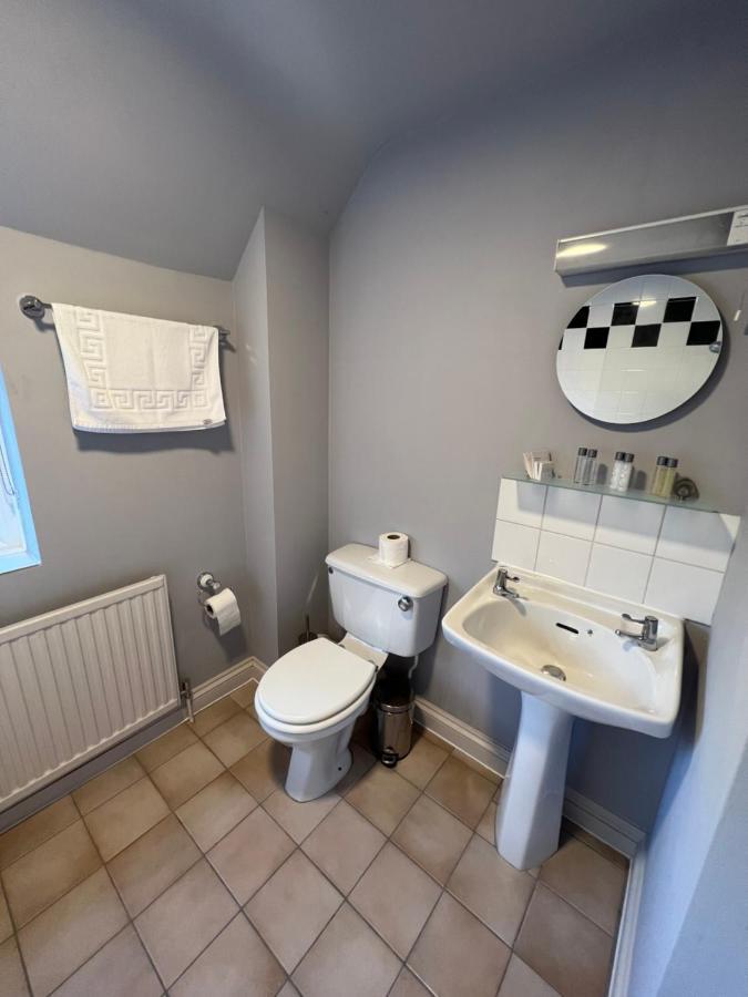 The Six Bells Hotel Beenham Екстериор снимка