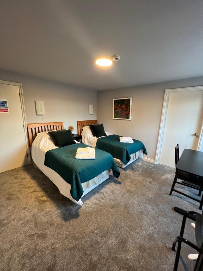 The Six Bells Hotel Beenham Екстериор снимка