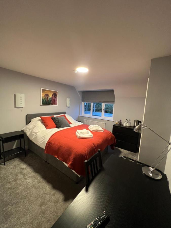 The Six Bells Hotel Beenham Екстериор снимка