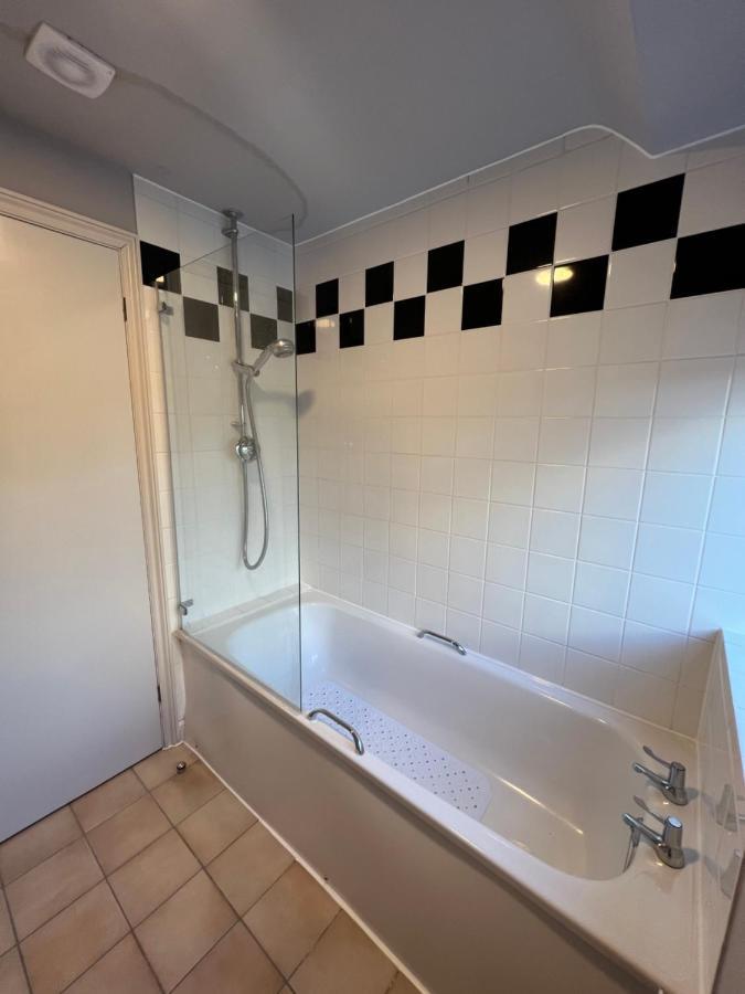 The Six Bells Hotel Beenham Екстериор снимка