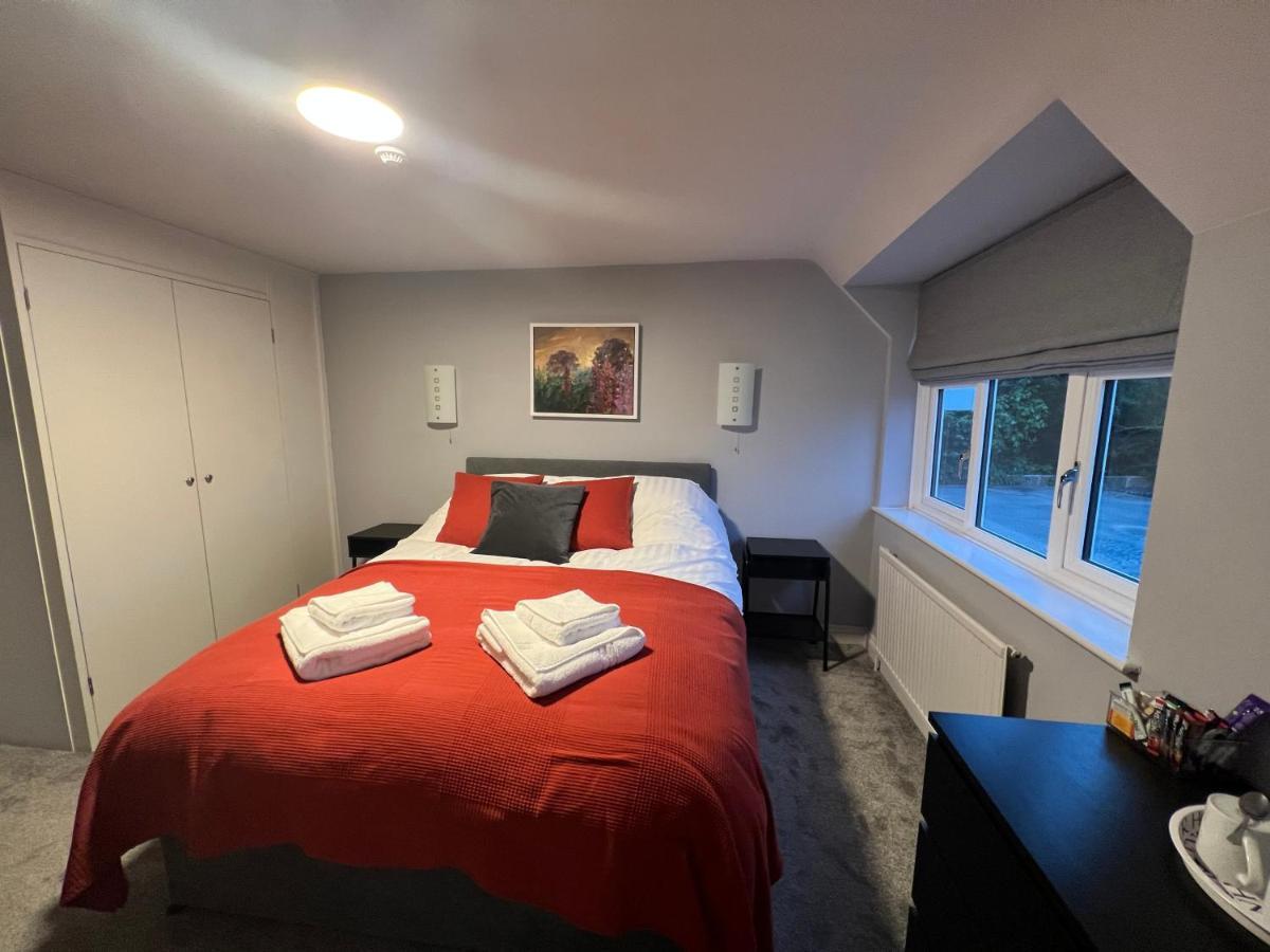 The Six Bells Hotel Beenham Екстериор снимка