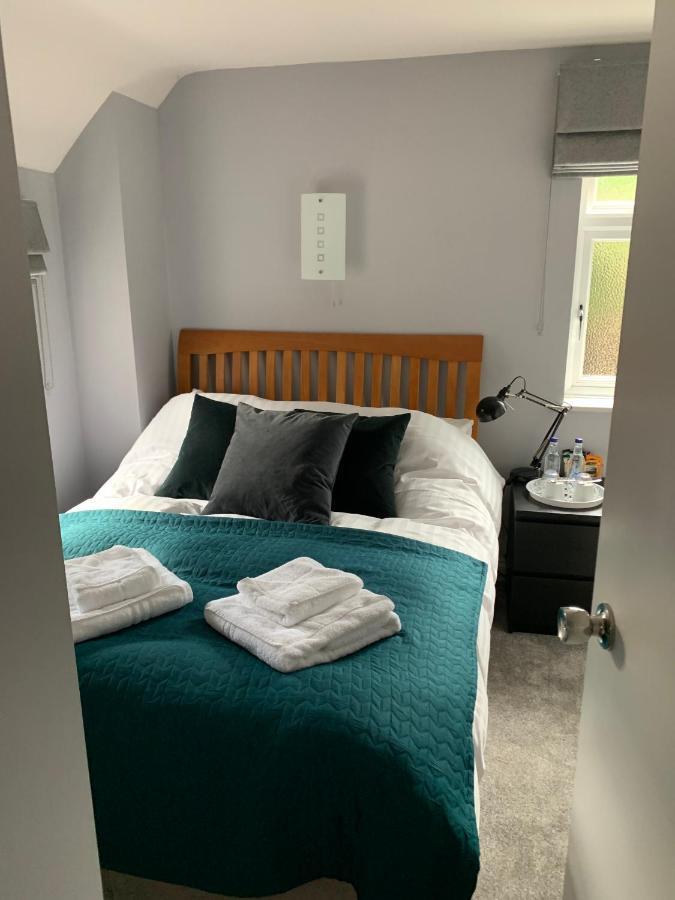 The Six Bells Hotel Beenham Екстериор снимка