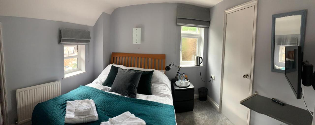 The Six Bells Hotel Beenham Екстериор снимка