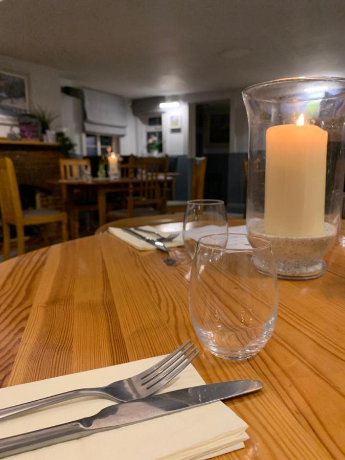 The Six Bells Hotel Beenham Екстериор снимка