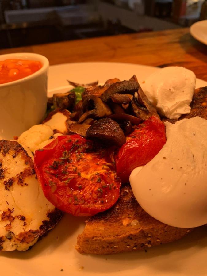 The Six Bells Hotel Beenham Екстериор снимка